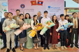 Năm sinh viên Lào đã được các gia đình nhận đỡ đầu tại buổi gặp mặt lần này.
