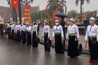Đội cồng chiêng Mường trình diễn đón khách tại Làng Văn hóa.