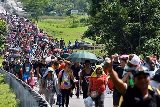Người di cư di chuyển tại Huixtla, bang Chiapas, Mexico trong hành trình tới Mỹ. (Ảnh: AFP/TTXVN)