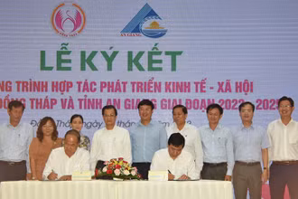 Chủ tịch UBND tỉnh Đồng Tháp Phạm Thiện Nghĩa và Chủ tịch UBND tỉnh An Giang Nguyễn Thanh Bình ký kết chương trình hợp tác.
