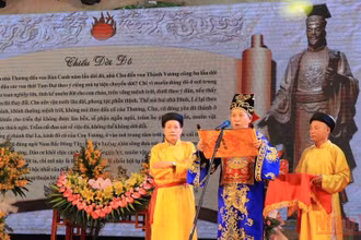 Quan đám đọc Chiếu dời đô.