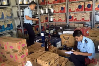 Lực lược hải quan thu giữ hàng nhập lậu. (Ảnh: QUANG QUÝ)