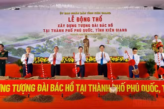 Các đồng chí lãnh đạo Đảng, Nhà nước, nguyên lãnh đạo Đảng, Nhà nước thực hiện nghi thức động thổ.