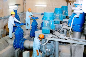 Vận hành máy bơm tại Nhà máy nước Việt Xuân, huyện Vĩnh Tường (Ảnh: Báo Vĩnh Phúc)