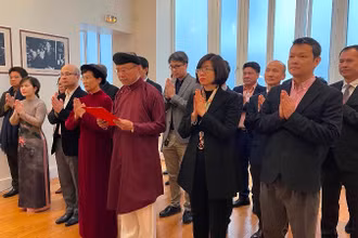 Đại sứ Đinh Toàn Thắng đọc chúc văn tưởng nhớ về Tổ tông, các Vua Hùng đã khơi mạch nguồn dân tộc.