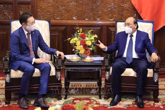 Chủ tịch nước Nguyễn Xuân Phúc tiếp Đại sứ Kairat Sarybay, Giám đốc Điều hành Ban Thư ký CICA. (Ảnh: TTXVN)
