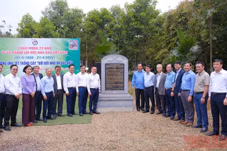 Ngày 20/4, đồng chí Lê Quốc Minh và Đoàn cán bộ Hội Nhà báo Việt Nam, lãnh đạo nhiều cơ quan báo chí, Hội Nhà báo nhiều tỉnh, thành phố về thăm di tích lịch sử Trường dạy làm báo Huỳnh Thúc Kháng.