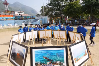 Đoàn viên, thanh niên Hà Giang tham quan và nghe thuyết minh về biển, đảo qua những bức ảnh.