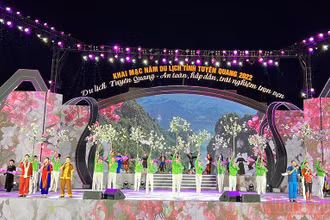 Màn hát múa tại chương trình khai mạc.