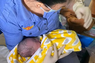 Tổ tàu SE8 phối hợp hành khách trên tàu hỗ trợ sản phụ chuyển dạ, sinh con “mẹ tròn, con vuông”.