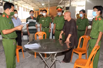 Cơ quan Cảnh sát điều tra thực hiện lệnh bắt tạm giam đối tượng Hồ Hữu Phúc (áo nâu). (Ảnh: Công an TP Sóc Trăng cung cấp)