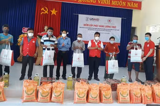 Hội Chữ thập đỏ tỉnh Phú Yên tặng quà cho các hộ nghèo, khó khăn bị ảnh hưởng bởi dịch Covid-19 và chịu thiệt hại do thiên tai năm 2020 ở thị trấn Chí Thạnh, huyện Tuy An, Phú Yên.