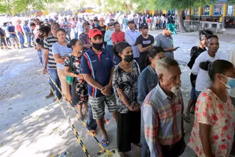 Người dân xếp hàng chờ bỏ phiếu trong cuộc bầu cử tổng thống ở Dili, Timor Leste, ngày 19/3/2022. (Ảnh: Reuters)