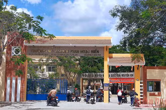 Trường THPT chuyên Phan Ngọc Hiển xảy ra lùm xùm vụ học sinh nhặt thức ăn trong thùng rác.