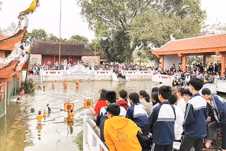 Biểu diễn rối nước phục vụ khách du lịch tại làng rối nước Đào Thục (huyện Đông Anh, thành phố Hà Nội).