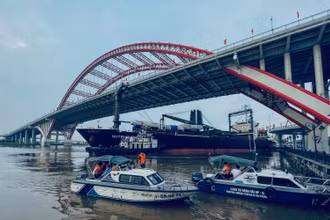 Các lực lượng chức năng khẩn trương giải cứu tàu Outrivaling 3 kẹt dưới gầm cầu Hoàng Văn Thụ.