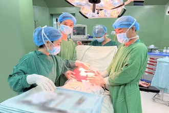 Khối u nặng 4,5 kg được tách bóc thành công ra khỏi ổ bụng bệnh nhân.