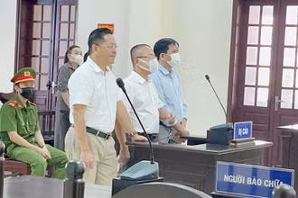 Các bị cáo Lê Anh Dũng, Phan Bùi Bảo Thi và Nguyễn Huy tại phiên tòa.
