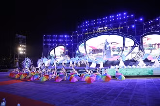 Lễ hội du lịch biển Hà Tĩnh thu hút hàng ngàn du khách tham dự.