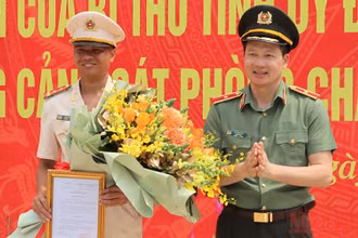 Thiếu tướng Vũ Hồng Văn trao Quyết định của Bộ trưởng Công an về thăng quân hàm vượt cấp cho Đại úy Thái Ngô Hiếu.