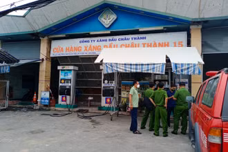 Lực lượng công an có mặt tại hiện trường để hỗ trợ chữa cháy và điều tra vụ việc. 