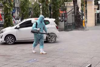 Cán bộ y tế phun khử trùng bằng dung dịch Cloramin B tại các trụ sở trên địa bàn thành phố.