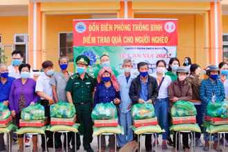Đại diện đoàn thiện nguyện, địa phương và Đồn Biên phòng Thông Bình trao quà cho hộ nghèo. (Ảnh: Phú Quý)