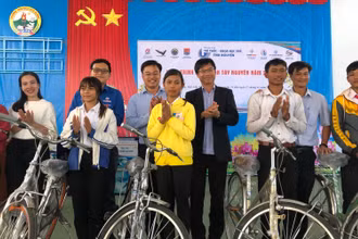 Trao 10 chiếc xe đạp cho học sinh có hoàn cảnh khó khăn tại huyện Ia Pa, Gia Lai.