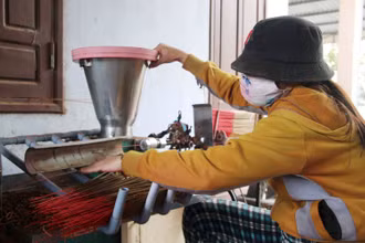 Công việc kết dính hương đã giải quyết được việc làm cho một số phụ nữ ở đây.