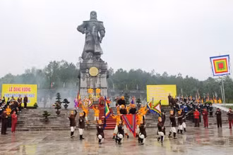 Tái hiện không khí hào hùng khi Hoàng đế Quang Trung lên ngôi tại núi Bân.