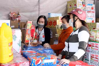 Công nhân, lao động mua sắm tại Phiên chợ công nhân