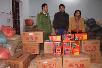 Các đối tượng và tang vật khi bị bắt giữ.