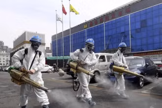 Khử trùng một chợ đầu mối tại Thạch Gia Trang.