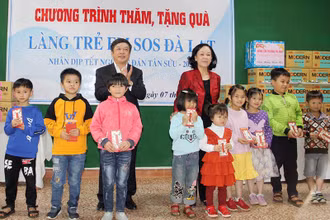 Đồng chí Trương Thị Mai và Trưởng Đoàn đại biểu Quốc hội tỉnh Lâm Đồng Đoàn Văn Việt trao quà tặng Làng trẻ em SOS Đà Lạt.