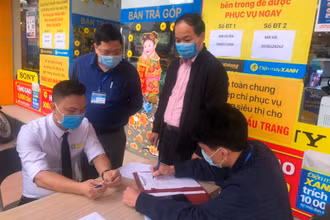 Lực lượng chức năng TP Hạ Long xử phạt cơ sở kinh doanh không tuân thủ các biện pháp phòng, chống dịch Covid-19.