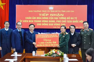 Đại tướng Đỗ Bá Tỵ trao tặng 1.000 chăn ấm cho đồng bào các DTTS vùng cao ở Lào Cai nhân dịp đón Tết Nguyên đán Tân Sửu.