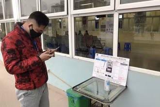 Việc khai báo y tế trực tuyến bằng quét mã QR trên ứng dụng Zalo được thực hiện tại Bệnh viện K.