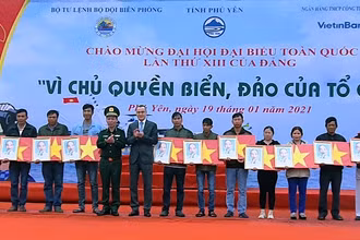 Trao cờ Tổ quốc và chân dung Bác Hồ tặng ngư dân Phú Yên