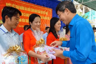 Chủ tịch Công đoàn Giáo dục Việt Nam trao quà cho giáo viên Đất Mũi, Cà Mau.