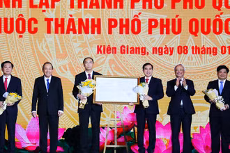 Lãnh đạo Đảng và Nhà nước trao Nghị quyết của Ủy ban Thường vụ Quốc hội về thành lập TP. Phú Quốc cho lãnh đạo TP Phú Quốc và lãnh đạo tỉnh Kiê Giang.