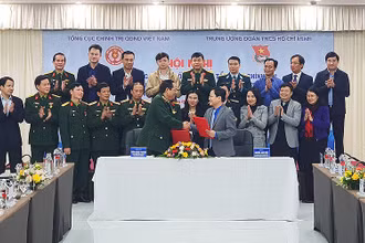 Các đồng chí Thượng tướng Trần Quang Phương, Nguyễn Anh Tuấn trao biên bản ký kết Chương trình phối hợp giai đoạn 2021-2025 giữa Tổng cục Chính trị QĐND Việt Nam và T.Ư Đoàn.