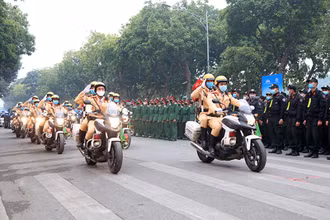 Công an Hà TP Nội ra quân bảo đảm trật tự an toàn giao thông sáng 5-1.