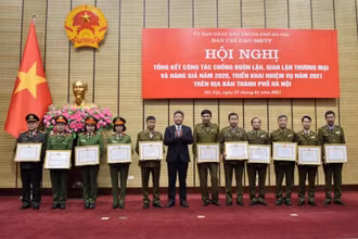 Ban Chỉ đạo 389 TP Hà Nội khen thưởng các tập thể, cá nhân có thành tích xuất sắc trong công tác chống buôn lậu, hàng giả và gian lận thương mại năm 2020.