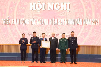 Đồng chí Trần Quốc Vượng, Ủy viên Bộ Chính trị, Thường trực Ban Bí thư trao Huân chương Lao động hạng Nhất tặng Viện KSND tối cao (Ảnh: kiemsat.vn)