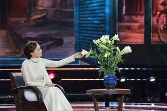 NSND Lê Khanh tái hiện hình ảnh trong phim "Người Hà Nội" qua ca khúc "Chị tôi" do Mỹ Linh thể hiện. Ảnh: VFC.