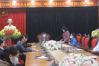 Đồng chí Nguyễn Văn Chương, Phó Chủ tịch UBND tỉnh Hòa Bình (giữa) triệu tập cuộc họp ngay trong đêm 30-1 để triển khai công tác phòng, chống dịch.