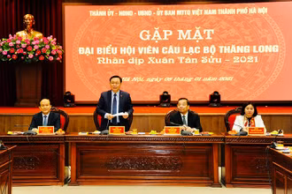 Đồng chí Vương Đình Huệ, Ủy viên Bộ Chính trị, Bí thư Thành ủy phát biểu tại buổi gặp mặt. Ảnh: DUY LINH