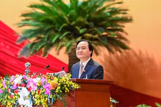 Đồng chí Phùng Xuân Nhạ, Ủy viên Trung ương Đảng, Bộ trưởng Giáo dục và Đào tạo đọc tham luận.