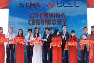 Các đại biểu cắt băng khánh thành hệ thống điện mặt trời mái nhà tại nhà ga hàng hóa sân bay Tân Sơn Nhất.