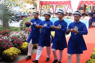 Thực hiện nghi lễ dâng hoa quả, phầm vật, trà rượu.